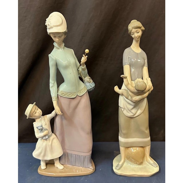 Traditional Late 20th Century Lladro Duo: Mother & Child (#4575), Lady with Umbrella & Girl (#1353) - A Pair For Sale - Image 3 of 11