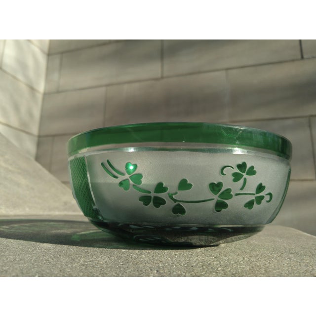 Glass 1980s Celtic Knot Irish Crystal Bowl Green Cut-to-Clear Shamrocks on Frosted Panels For Sale - Image 7 of 15