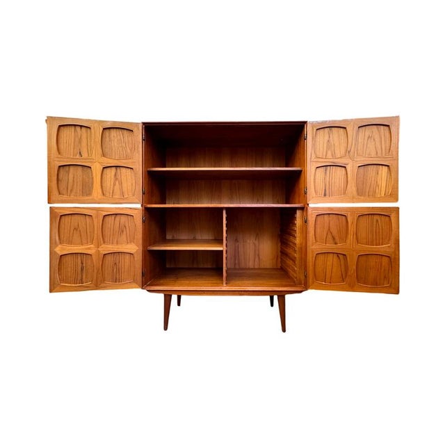 The “Flor” highboard is a prime example of Scandinavian design from the 1960s. Designed by Norwegian designers Rolf Rastad...