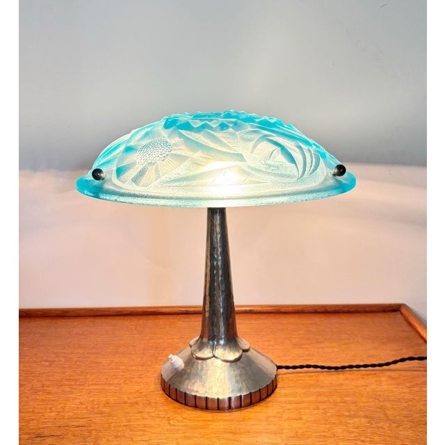 Art Deco Table Lamp with Hammered Metal Base and Glass Shade from Verrerie d'Art Degué, France, 1920s For Sale - Image 4 of 11