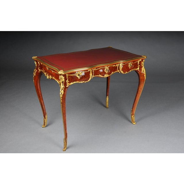 Elegant veneered bureau plat / desk in Louis XV style Solid beech wood and veneer. Very fine, floral bronze fittings....