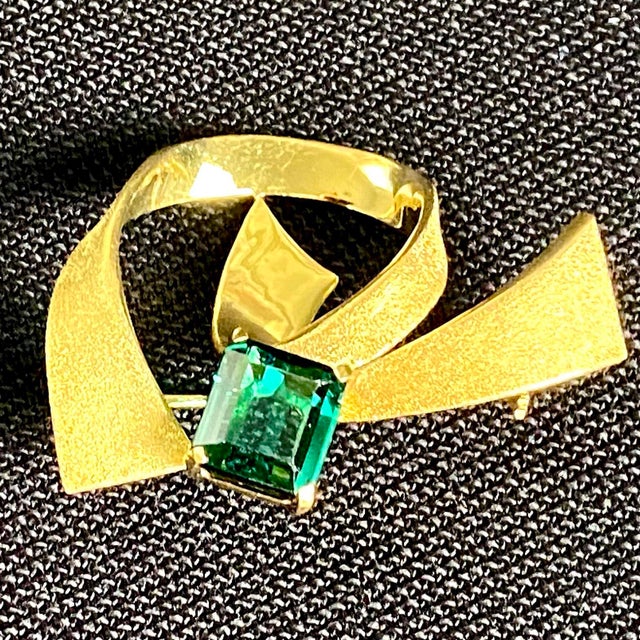 1990s H. Stern Mid-Century 18k Gold Blue-Green Tourmaline Modernist Brooch Pendant For Sale In New York - Image 6 of 10