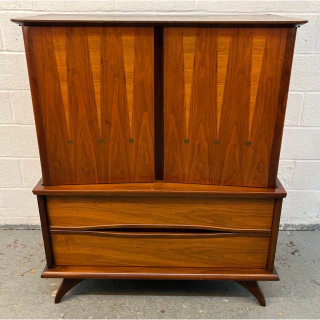 Mid-Century Modern Walnut Highboy Dresser For Sale - Image 4 of 18