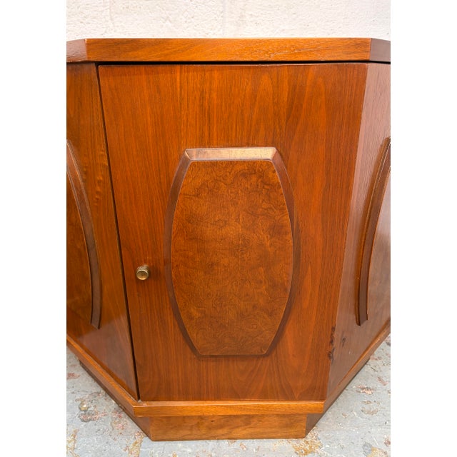 Brown Mid 20th Century Modern Pair of Walnut and Burl Nightstands by Young Manufacturing, Attributed For Sale - Image 8 of 13