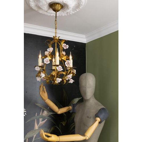 Hollywood Regency Style Gilt Metal and Pink Porcelain Roses Chandelier, Italy, 1970s For Sale - Image 11 of 18