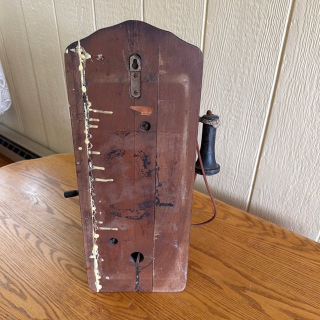 1940s Vintage Guild "The Country Belle" Wood Wall Phone Tube Radio - Model 556 For Sale - Image 5 of 9