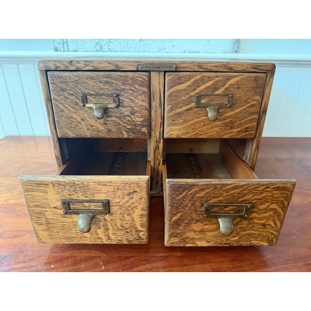 Antique Library Bureau Quarter-Sawn Oak 4-Drawer Card Catalog File Cabinet – Original Brass Hardware For Sale In Boston - Image 6 of 17