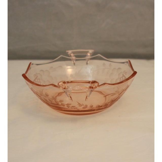 1930s Vintage Elegant Pink Depression Glass Scalloped Lattice & Floral Etched Serving Bowl With Handles For Sale - Image 5 of 13