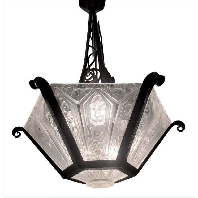 An exquisite French Art Deco chandelier by Verrerie Des Hanots characterized by its trapezoidal-shaped panels arranged in...