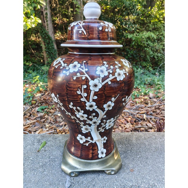 Chinoiserie Vintage Chinoiserie Brown & White Floral Ginger Jar Table Lamps – Pair For Sale - Image 3 of 7