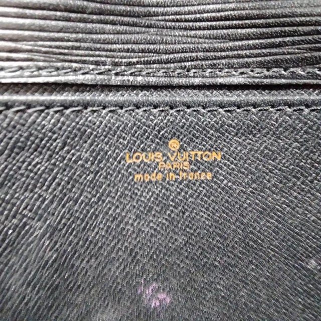 Louis Vuitton A 1993 Louis Vuitton Jena Black Epi Leather Clutch in Excellent Condition For Sale - Image 4 of 18