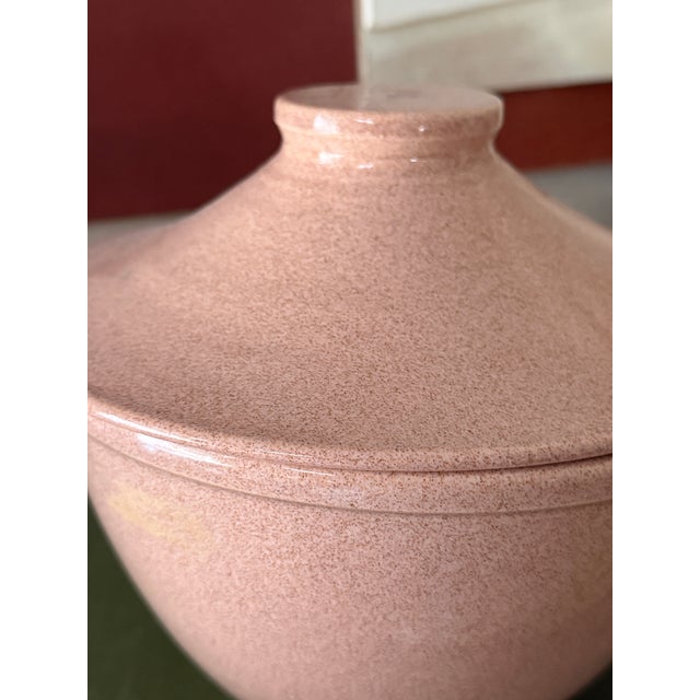 Russel Wright 1950s Blush Speckled Mid Century Covered Casserole Dish Usa Stoneware For Sale - Image 4 of 11