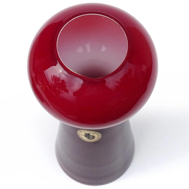 Boho Chic Fornasa De Murano l'Insegna Del Moreto Vintage White Inside Red Outside Italian Art Glass Cased Flower Vase With Label For Sale - Image 3 of 6