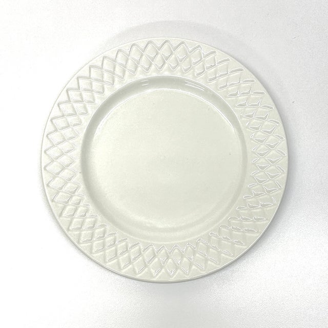 Contemporary White Lattice Porcelain Dinner Plates by Gibson Usa - Set of 4 For Sale - Image 3 of 7