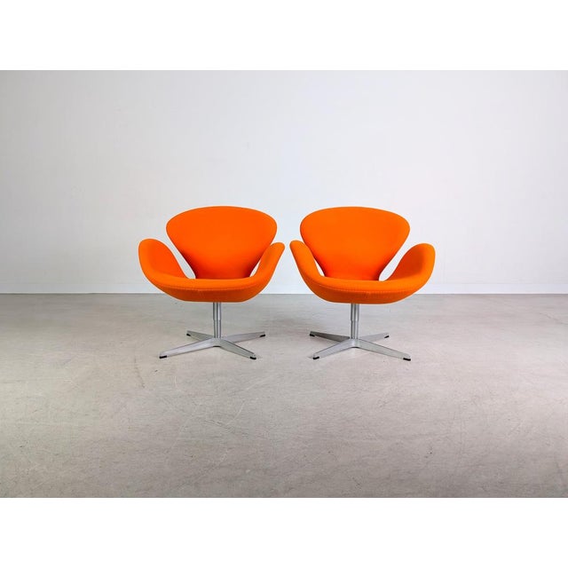 Mid-Century Modern Swan Chair with Orange Upholstery by Arne Jacobsen for Fritz Hansen For Sale - Image 3 of 13