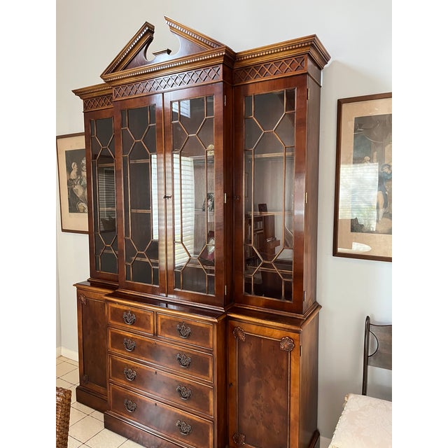 Traditional 1970s Georgian-Style Breakfront China Cabinet For Sale - Image 3 of 7