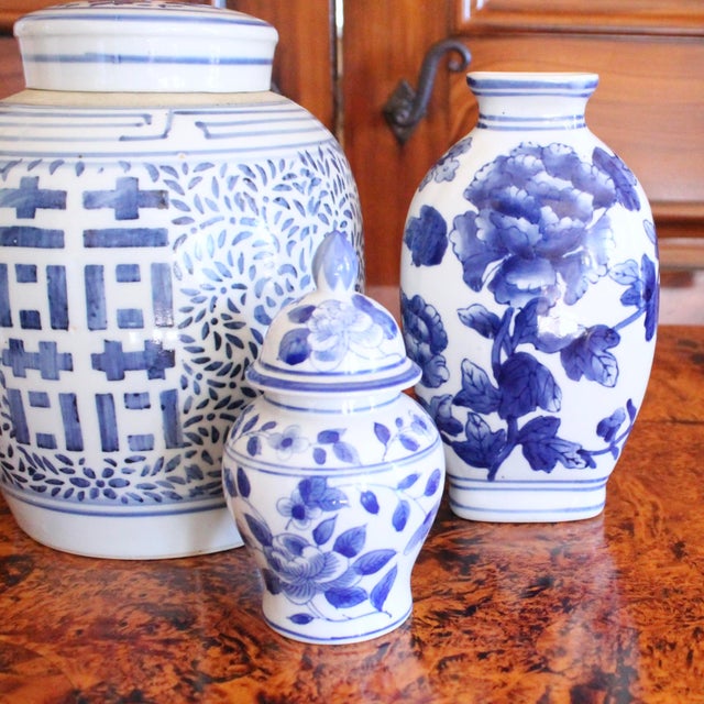 Group of Chinese Blue and White Porcelain Ginger Jars and Vase- 4 Pieces For Sale - Image 10 of 13