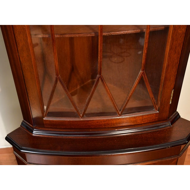 1950s Georgian Style Mahogany Inlaid Pair of Corner Display Cabinets 2 Keys For Sale - Image 4 of 17