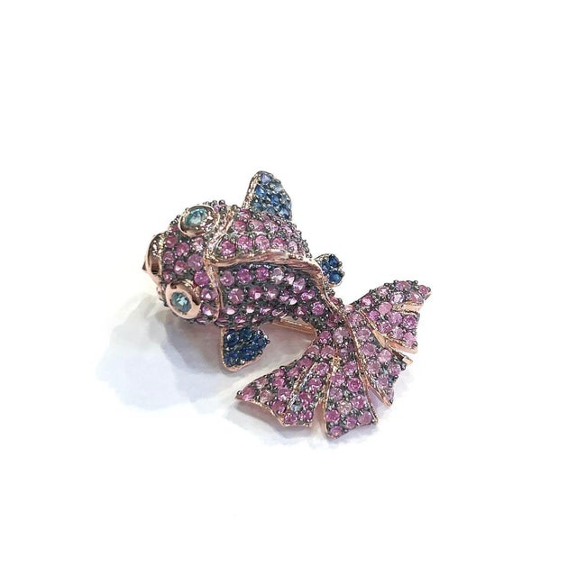 Gemstone Bochic "Orient" Vintage Fancy Sapphire & Emerald Brooch - 18K Gold & Silver For Sale - Image 7 of 18