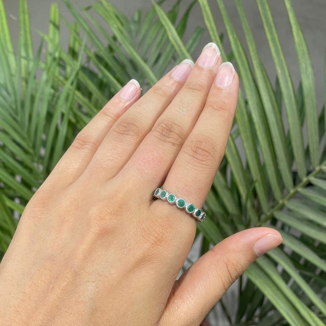 Certified 2.3 Ct Natural Emerald Milgrain Eternity Wedding / Anniversary Band Ring - Size 8 For Sale - Image 4 of 14