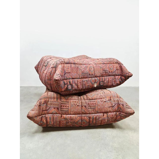 Attention design enthusiasts! This stylish set of original vintage design Togo ottomans from Ligne Roset are absolute eye-...