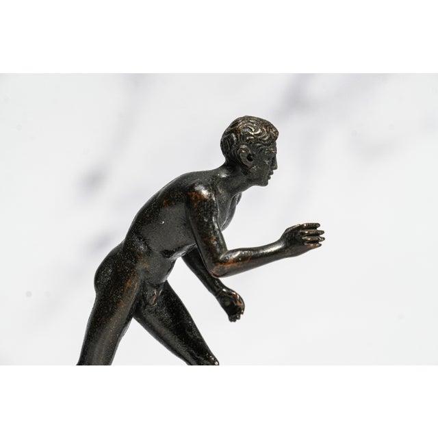 Amazing Miniature Antique Grand Tour Bronze Herculaneum Runner Statue Neoclassical Greek Athlete Sculpture Home Decor Art For Sale - Image 11 of 13