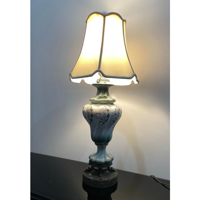 1930s Art Nouveau Hand-Painted Green Ceramic Table Lamp With Cast Metal Base For Sale - Image 4 of 12