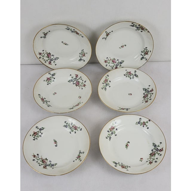 Set of 6 soup plates in Limoges porcelain, decorated with barbels / or cornflowers. Diameter 20 cm This piece has an...