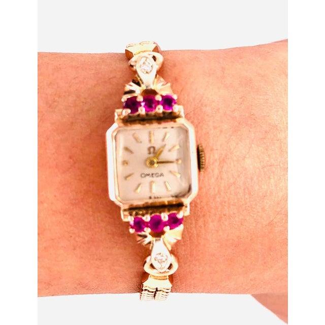 Yellow 14 Karat Yellow Gold Omega Ladies Wristwatch 17 Jewels Unadjusted Vintage For Sale - Image 8 of 9