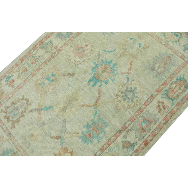 This modern Turkish Oushak rug is a stunning piece of art that has been handwoven using traditional techniques by skilled...