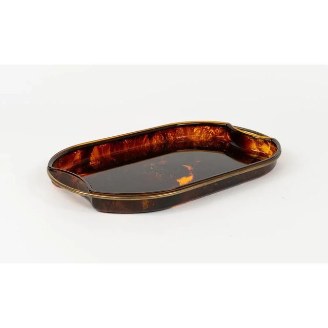 Brown Oval Serving Tray in Effect Tortoiseshell Acrylic & Brass attributed to Guzzini, Italy, 1970s For Sale - Image 8 of 11