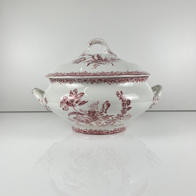 Sarreguemines soup tureen, "Fontange" model, red, 1918-1950 Dimensions: 24 x 32 cm Height: 11 cm Good overall condition,...