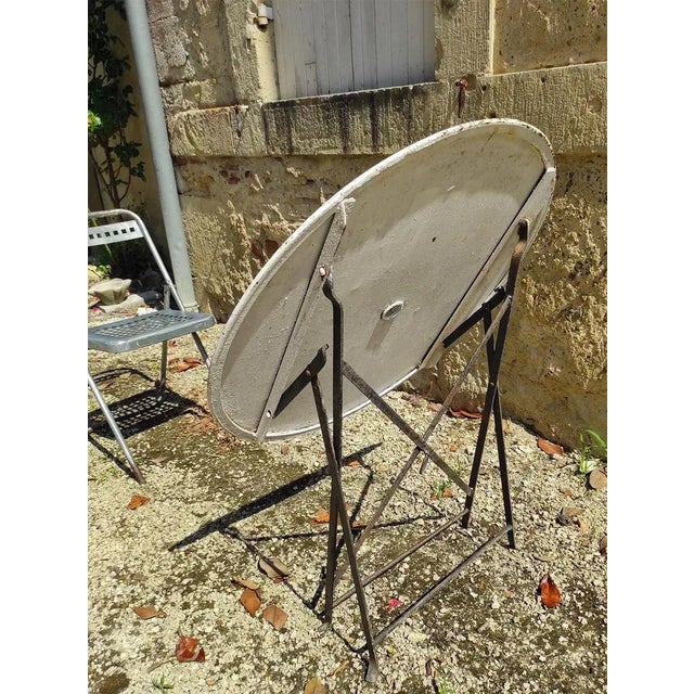 It is folding, so it is perfect for a balcony or small terrace.