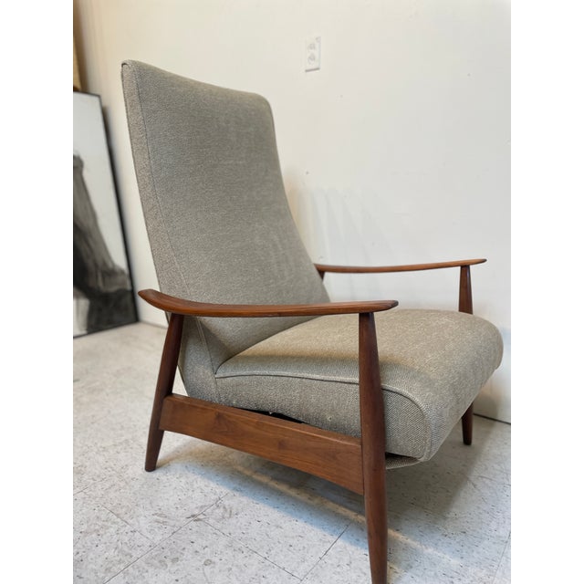 Mid-Century Modern 1950s Mid-Century Walnut Recliner in the Style of Milo Baughman for Thayer Coggin For Sale - Image 3 of 7