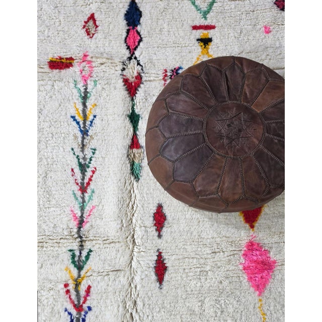 Ivory Moroccan Azilal Wool Rug - 9.5 X 6.3 Ft For Sale - Image 8 of 8