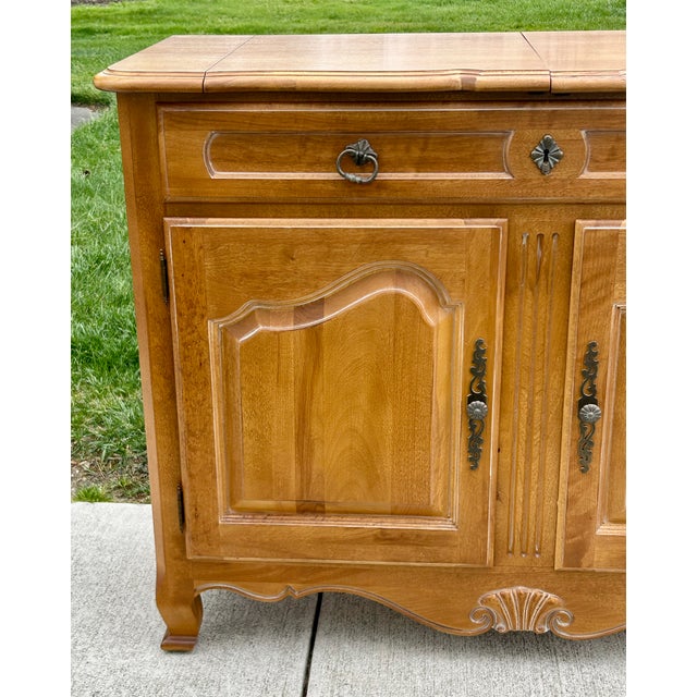 Brown Vtg. Maple Ethan Allen Country French Style Flip Top Bar/Server Cabinet For Sale - Image 8 of 17
