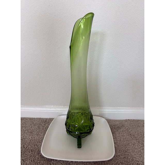 Vintage MCM , L E Smith Diamond Butt 3 Wheel Green Swung Vase in extremely beautiful emerald green color. It features a...