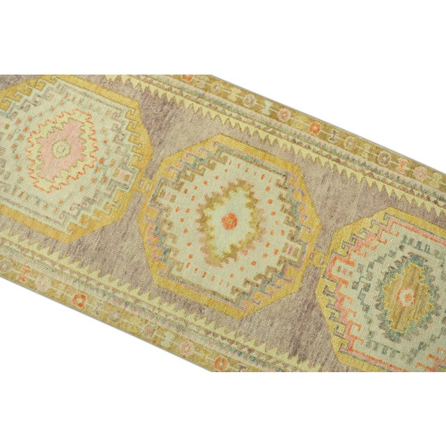 This modern Turkish Oushak rug is a stunning piece of art that has been handwoven using traditional techniques by skilled...