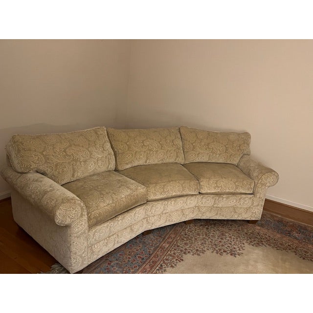 Ethan Allen Traditional Bennett Conversational Sofa. Beautiful paisley print in cream. Mind Condition.