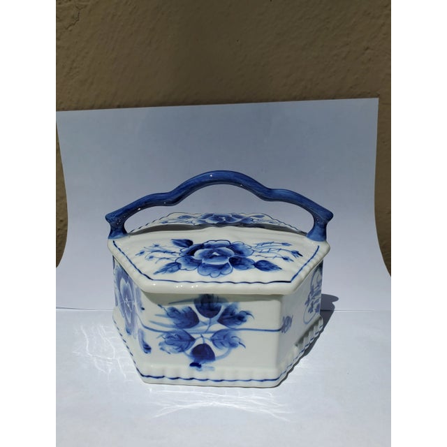 1970s Vintage 1970s Blue and White Lidded Box For Sale - Image 5 of 5