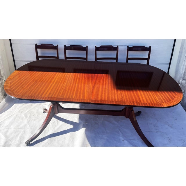 Elegant dining set from the renowned English manufacturer Graves & Thomas – renowned for its high-quality craftsmanship...