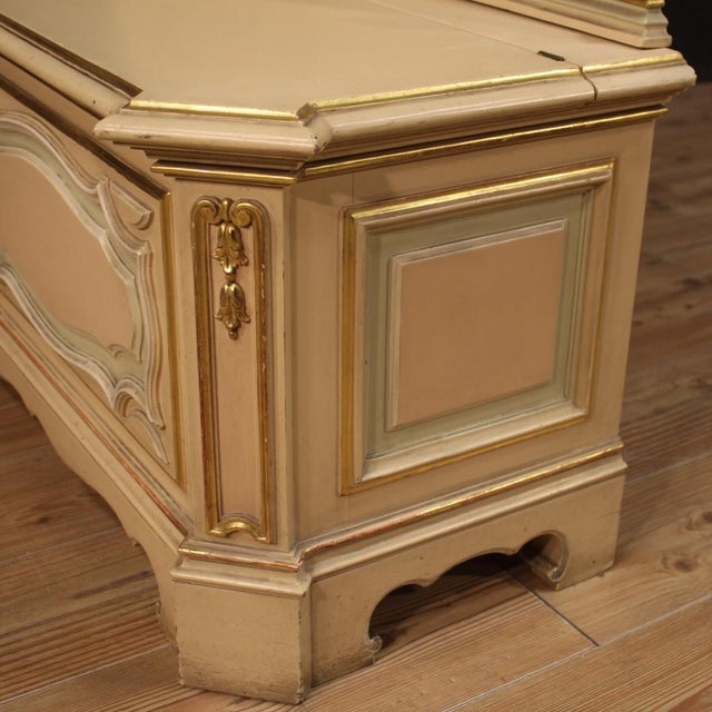 Venetian bench from the 20th century. Furniture in lacquered, gilded and painted wood of beautiful lines and pleasant...