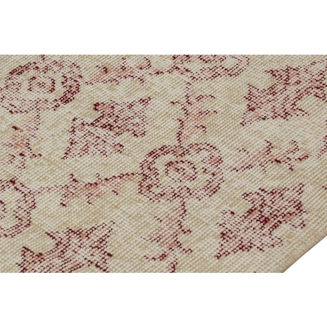 1960s Vintage Zeki Müren Rug in Beige With Red Lattice Patterns, From Rug & Kilim For Sale - Image 5 of 7