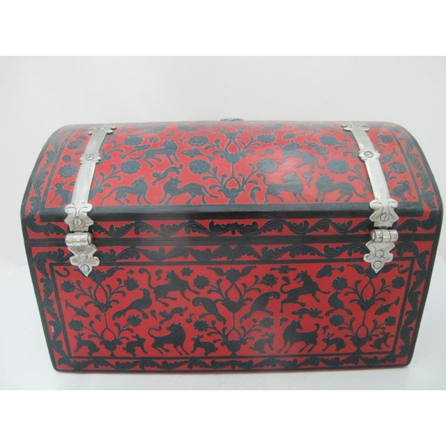 Olinala Guerrero Mexico Red & Black Lacquer Carved Animals Lidded Wood Box For Sale - Image 9 of 18