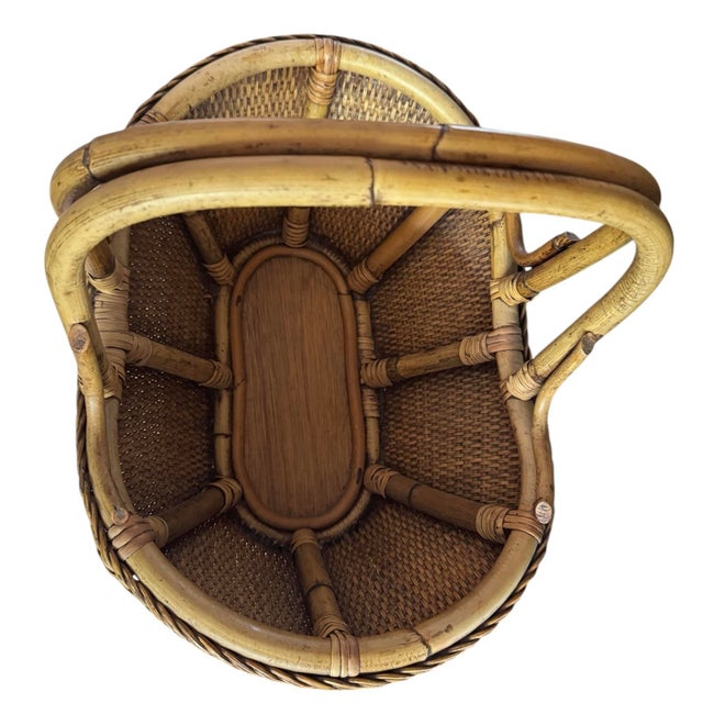 Mid 20th Century Hand-Woven Rattan and Reed Basket With Handle and Braided Border For Sale - Image 4 of 5