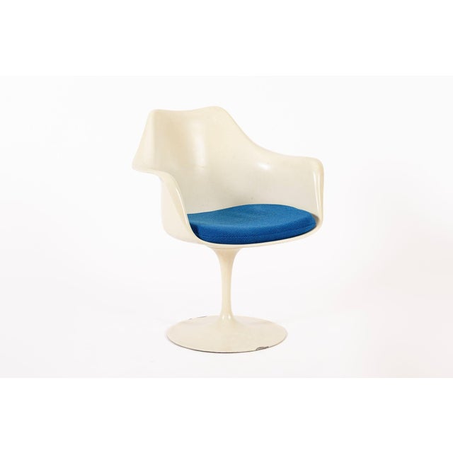 This vintage mid century modern Model 150 tulip arm chair designed by Eero Saarinen was manufactured by Knoll circa 1970....