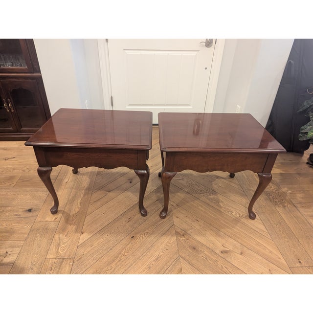 1980s Thomasville Collectors Cherry Traditional Queen Anne Side Tables (Pair) Aka Winston Court For Sale In Phoenix - Image 6 of 10