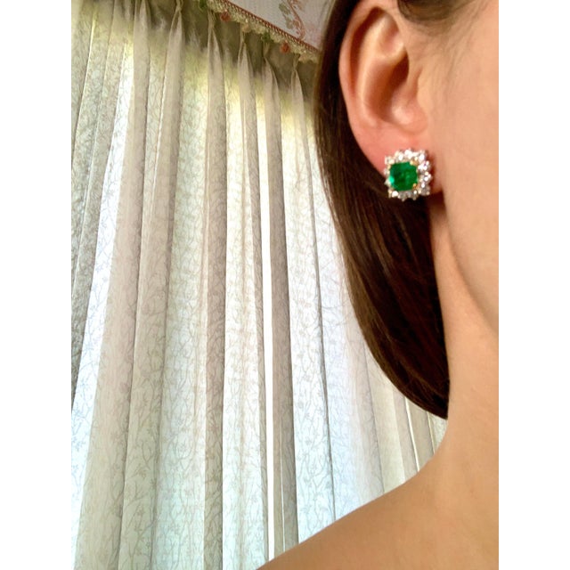 AGL Certified Insignificant Traditional 5 ct Colombian Emerald Diamond Earrings For Sale - Image 11 of 18