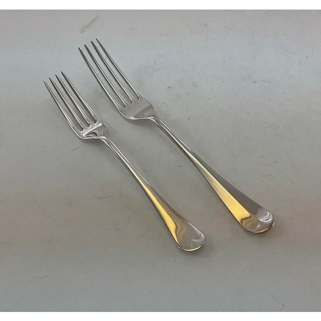 1980s New 1980s Complete European Cutlery Set for 12, Including Fish Eaters & Serving Pieces 129 Pieces. Old English For Sale - Image 5 of 17