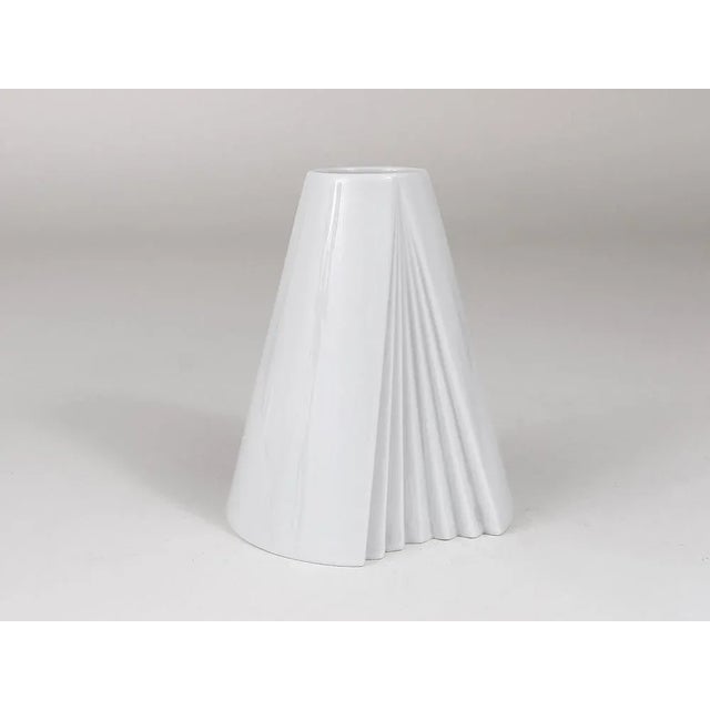 Rosenthal White Geometric Op Art Porcelain Vase by Ambrogio Pozzi for Rosenthal, Germany, 1980s For Sale - Image 4 of 11